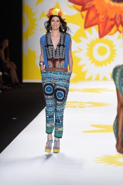 model mercedes-benz moda hafta bahar 2015 sırasında desigual pist yürür