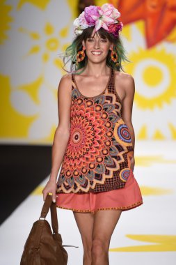 model mercedes-benz moda hafta bahar 2015 sırasında desigual pist yürür