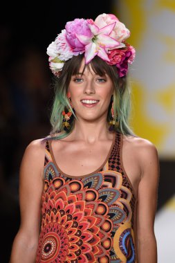 model mercedes-benz moda hafta bahar 2015 sırasında desigual pist yürür