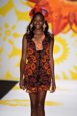 model mercedes-benz moda hafta bahar 2015 sırasında desigual pist yürür