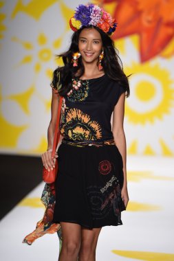 model mercedes-benz moda hafta bahar 2015 sırasında desigual pist yürür