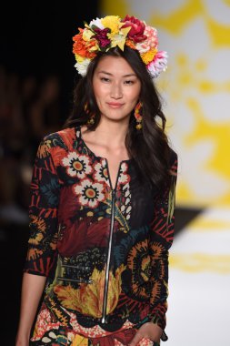 model mercedes-benz moda hafta bahar 2015 sırasında desigual pist yürür