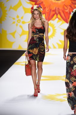 model mercedes-benz moda hafta bahar 2015 sırasında desigual pist yürür