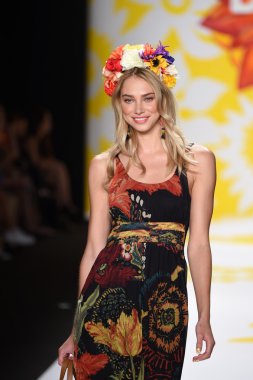 model mercedes-benz moda hafta bahar 2015 sırasında desigual pist yürür