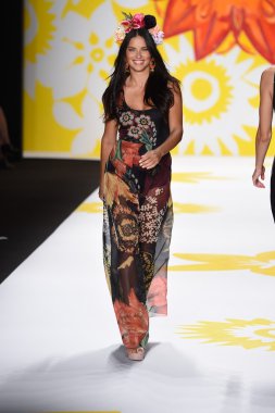 Adriana lima model mercedes-benz moda hafta bahar 2015 sırasında desigual pist yürür