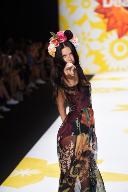 Adriana lima model mercedes-benz moda hafta bahar 2015 sırasında desigual pist yürür