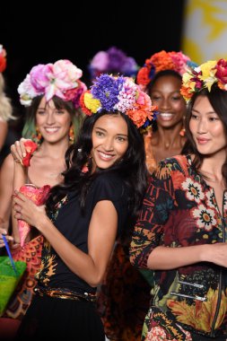 modelleri pist finale desigual mercedes-benz moda hafta bahar 2015 sırasında walk