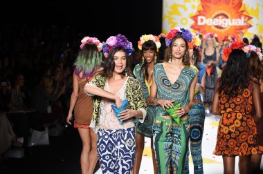 modelleri pist finale desigual mercedes-benz moda hafta bahar 2015 sırasında walk