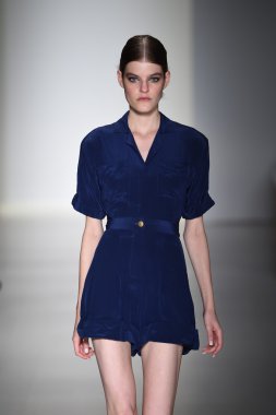 marissa pist yürür model mercedes-benz moda hafta bahar 2015 sırasında webb