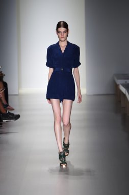 marissa pist yürür model mercedes-benz moda hafta bahar 2015 sırasında webb