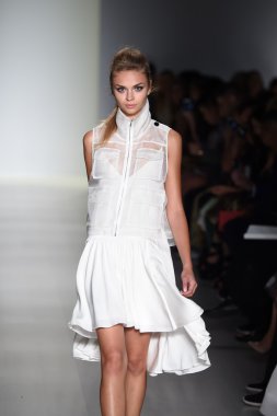 marissa pist yürür model mercedes-benz moda hafta bahar 2015 sırasında webb