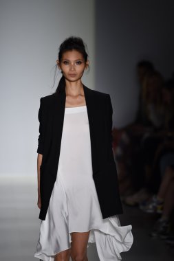 marissa pist yürür model mercedes-benz moda hafta bahar 2015 sırasında webb