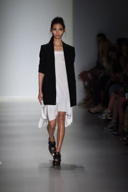 marissa pist yürür model mercedes-benz moda hafta bahar 2015 sırasında webb