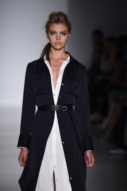 marissa pist yürür model mercedes-benz moda hafta bahar 2015 sırasında webb