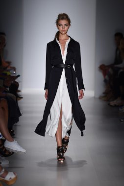 marissa pist yürür model mercedes-benz moda hafta bahar 2015 sırasında webb