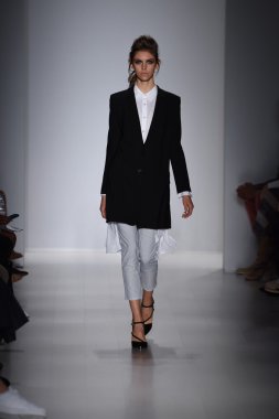 marissa pist yürür model mercedes-benz moda hafta bahar 2015 sırasında webb