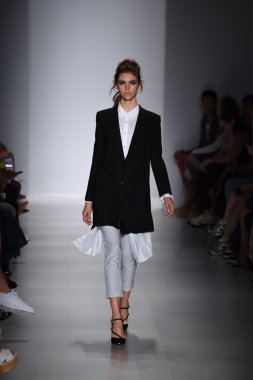 marissa pist yürür model mercedes-benz moda hafta bahar 2015 sırasında webb