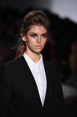 marissa pist yürür model mercedes-benz moda hafta bahar 2015 sırasında webb