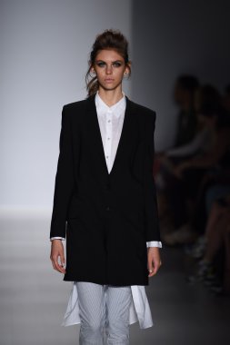 marissa pist yürür model mercedes-benz moda hafta bahar 2015 sırasında webb