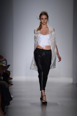 marissa pist yürür model mercedes-benz moda hafta bahar 2015 sırasında webb