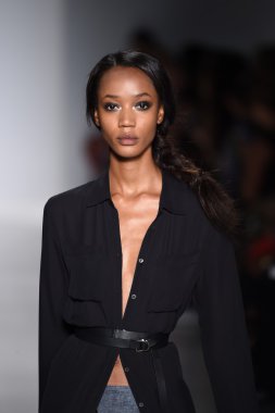 marissa pist yürür model mercedes-benz moda hafta bahar 2015 sırasında webb