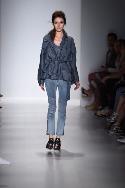 marissa pist yürür model mercedes-benz moda hafta bahar 2015 sırasında webb