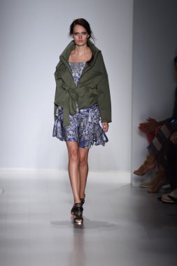 marissa pist yürür model mercedes-benz moda hafta bahar 2015 sırasında webb