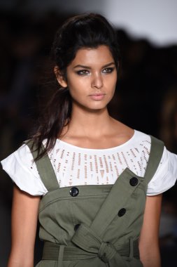 marissa pist yürür model mercedes-benz moda hafta bahar 2015 sırasında webb