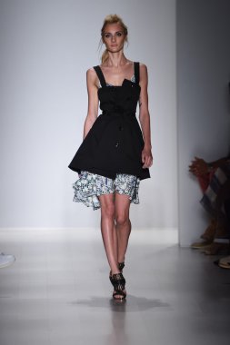 marissa pist yürür model mercedes-benz moda hafta bahar 2015 sırasında webb