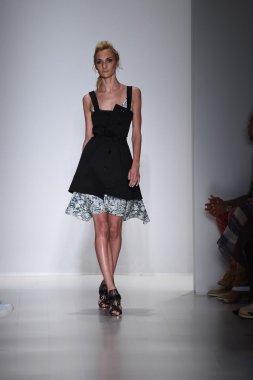 marissa pist yürür model mercedes-benz moda hafta bahar 2015 sırasında webb