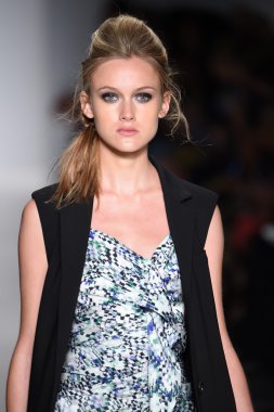 marissa pist yürür model mercedes-benz moda hafta bahar 2015 sırasında webb