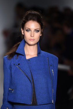 marissa pist yürür model mercedes-benz moda hafta bahar 2015 sırasında webb