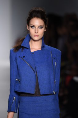 marissa pist yürür model mercedes-benz moda hafta bahar 2015 sırasında webb