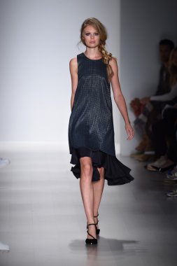 marissa pist yürür model mercedes-benz moda hafta bahar 2015 sırasında webb