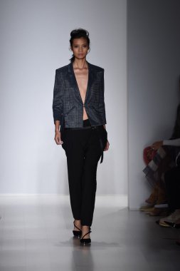 marissa pist yürür model mercedes-benz moda hafta bahar 2015 sırasında webb