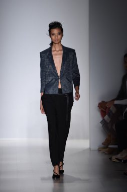 marissa pist yürür model mercedes-benz moda hafta bahar 2015 sırasında webb