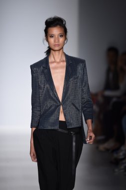 marissa pist yürür model mercedes-benz moda hafta bahar 2015 sırasında webb