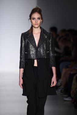 marissa pist yürür model mercedes-benz moda hafta bahar 2015 sırasında webb