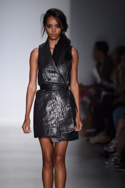 marissa pist yürür model mercedes-benz moda hafta bahar 2015 sırasında webb