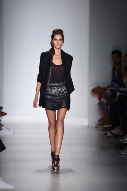 marissa pist yürür model mercedes-benz moda hafta bahar 2015 sırasında webb
