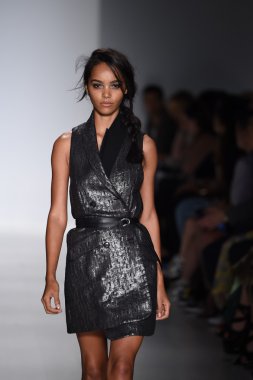 marissa pist yürür model mercedes-benz moda hafta bahar 2015 sırasında webb