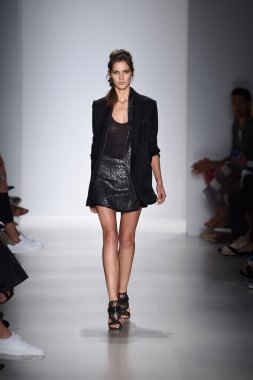 marissa pist yürür model mercedes-benz moda hafta bahar 2015 sırasında webb