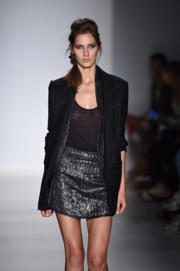 marissa pist yürür model mercedes-benz moda hafta bahar 2015 sırasında webb