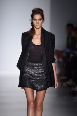 marissa pist yürür model mercedes-benz moda hafta bahar 2015 sırasında webb