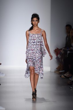 marissa pist yürür model mercedes-benz moda hafta bahar 2015 sırasında webb