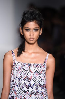 marissa pist yürür model mercedes-benz moda hafta bahar 2015 sırasında webb