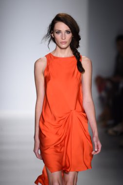 marissa pist yürür model mercedes-benz moda hafta bahar 2015 sırasında webb