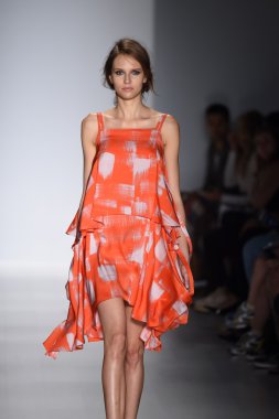 marissa pist yürür model mercedes-benz moda hafta bahar 2015 sırasında webb