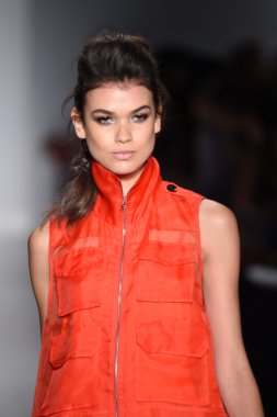 marissa pist yürür model mercedes-benz moda hafta bahar 2015 sırasında webb