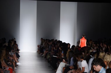 marissa pist yürür model mercedes-benz moda hafta bahar 2015 sırasında webb